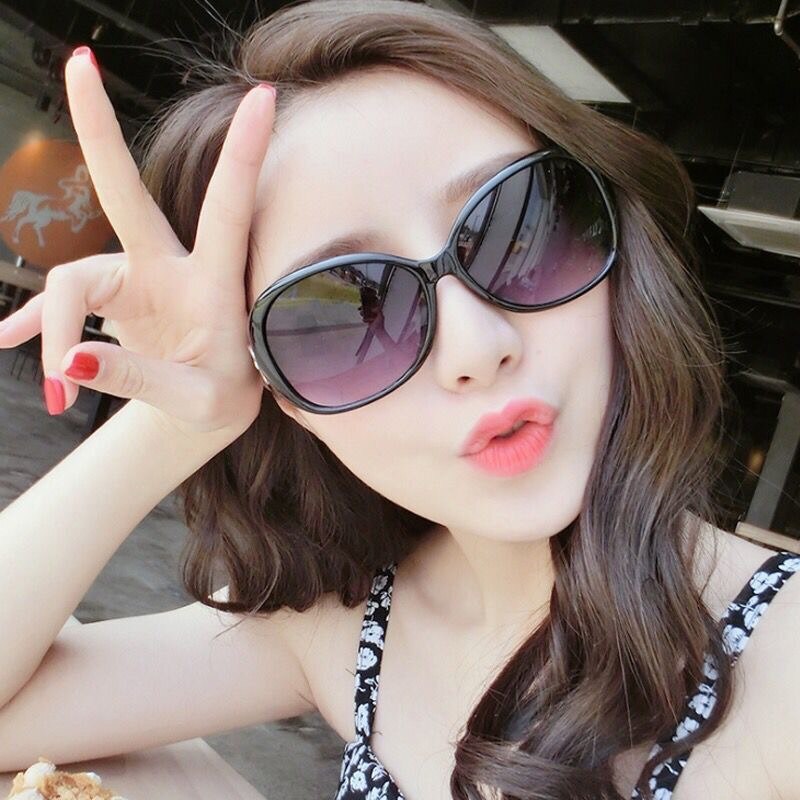 Street Fashion Photo - Kacamata Hitam Oval Fashion Terbaru Bingkai