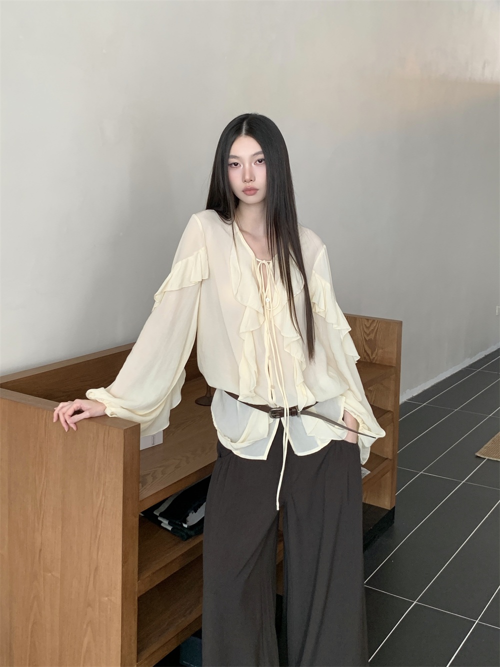 Blus CHEERART Kerut V-Neck Ika - Street Fashion Fall 2025 ulasan dan harga
